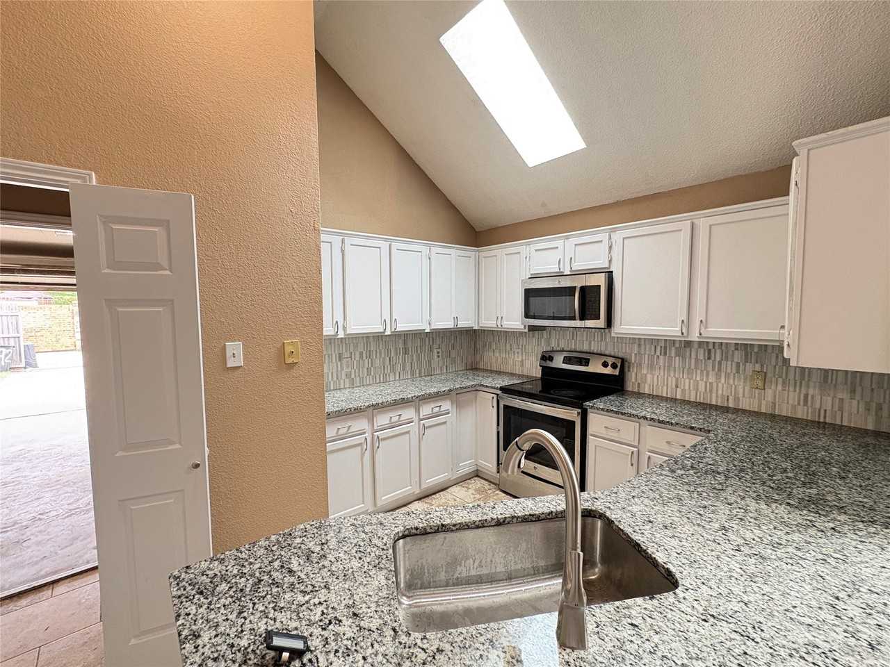 928 Winchester Ln - Photo 6 of 13