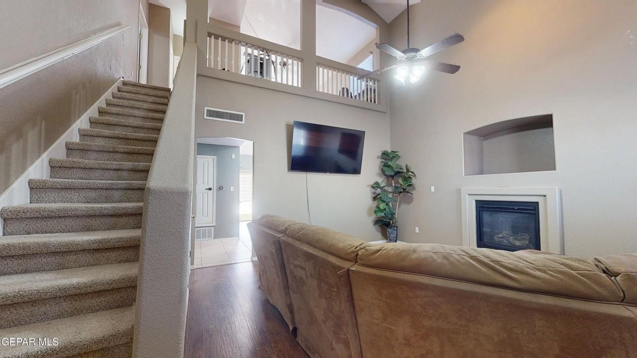 10803 Elise St - Photo 2 of 47