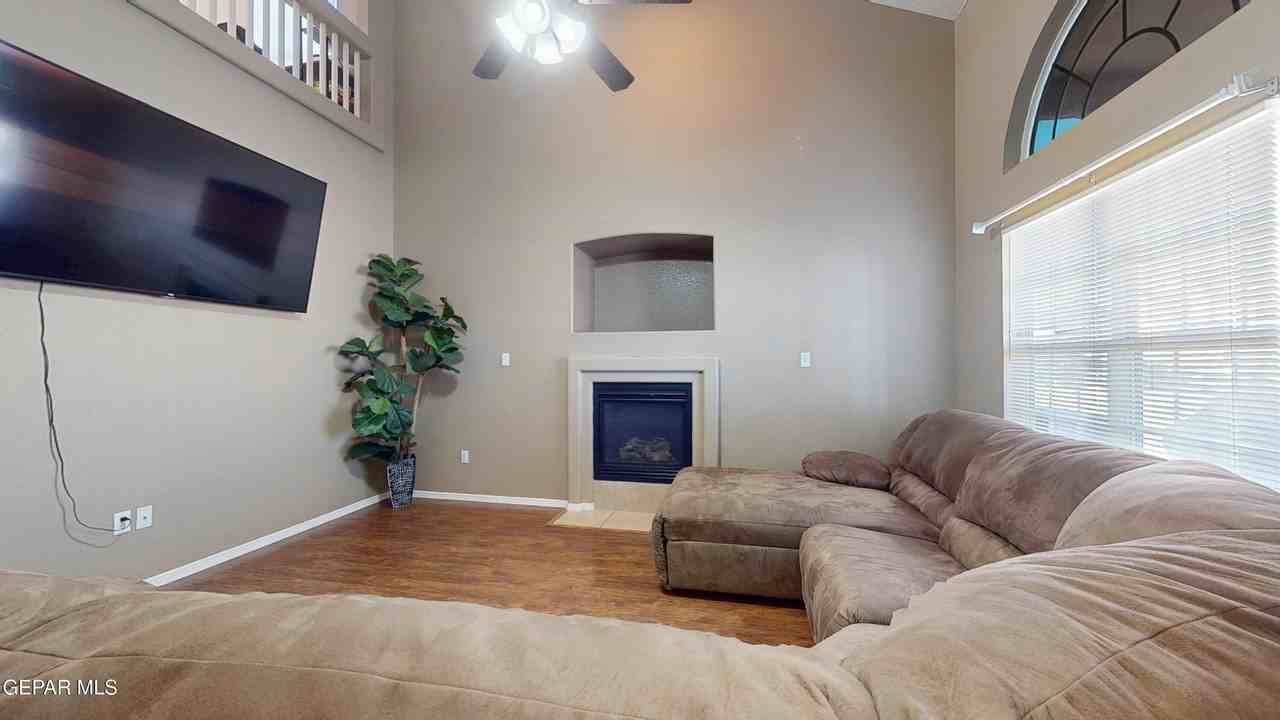 10803 Elise St - Photo 3 of 47