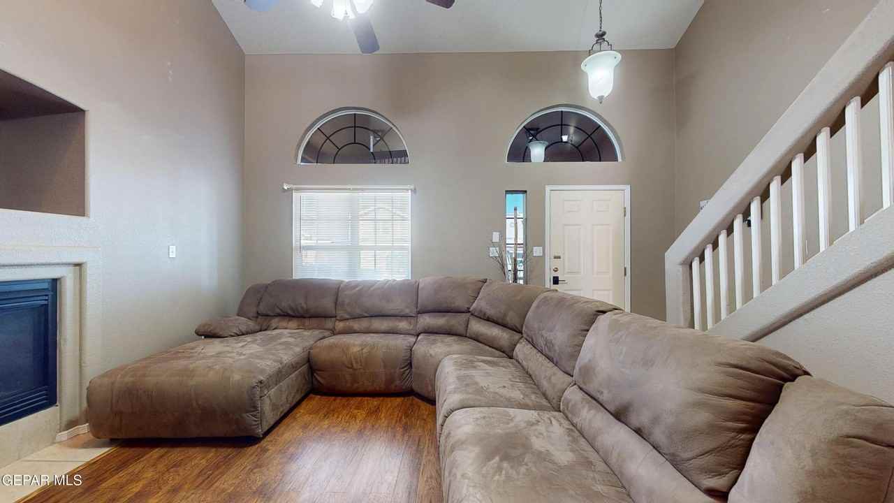 10803 Elise St - Photo 5 of 47