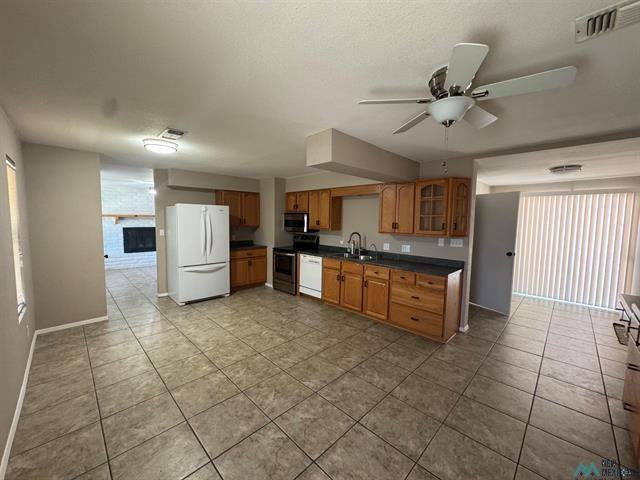 2106 W Bullock Ave - Photo 5 of 14