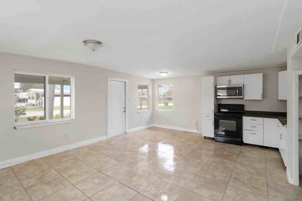 10598 106th Ave #1FRONT - Photo 3 of 9