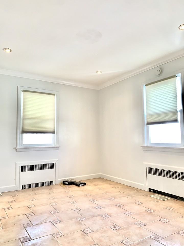 336 Scranton Ave - Photo 4 of 16