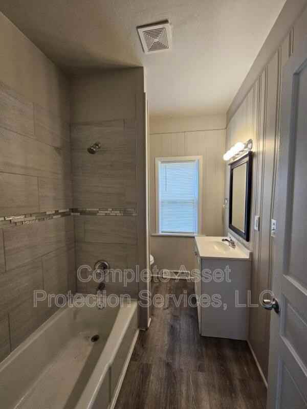 1105 Woodward St - Photo 6 of 15