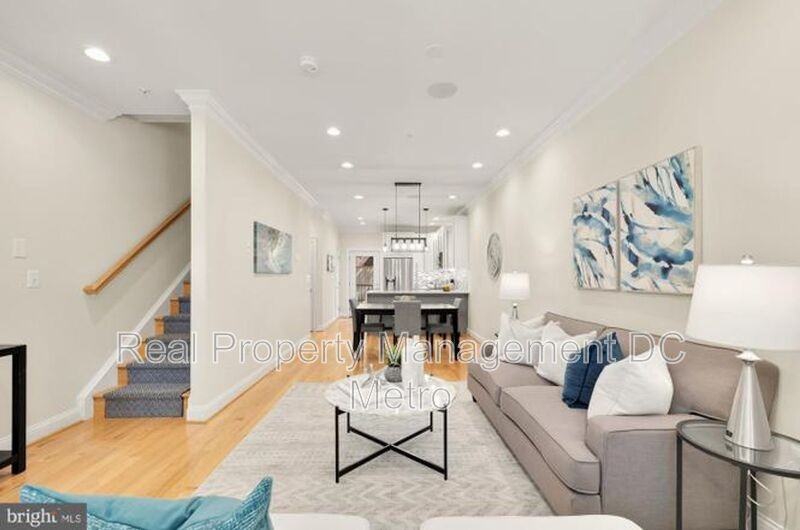 1028 D St Ne - Photo 2 of 14