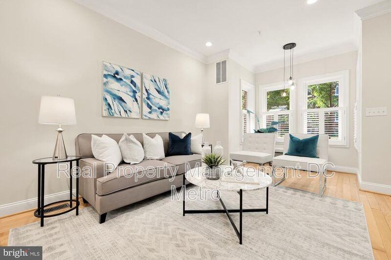 1028 D St Ne - Photo 5 of 14