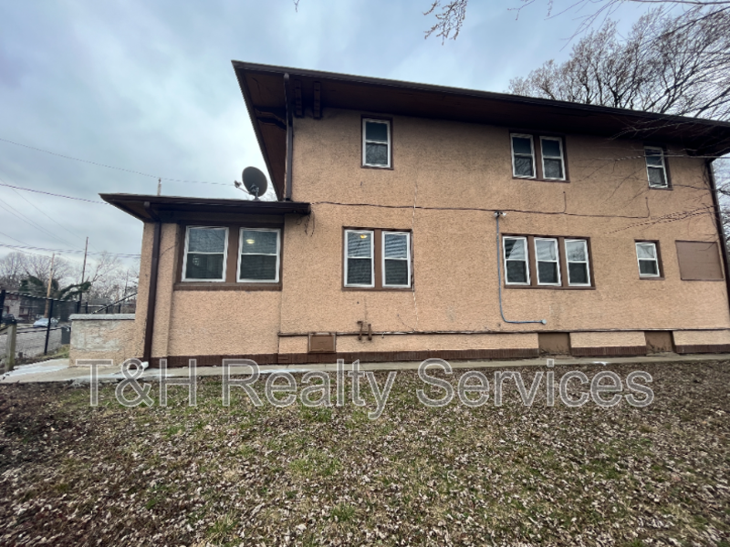 1138 Fairfield Ave - Photo 2 of 25