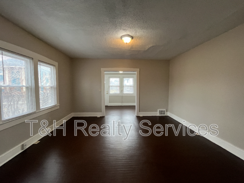 1138 Fairfield Ave - Photo 4 of 25