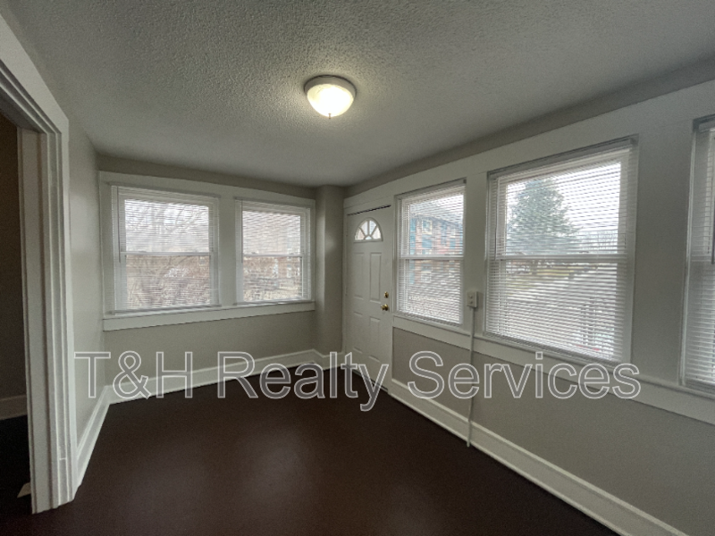 1138 Fairfield Ave - Photo 5 of 25