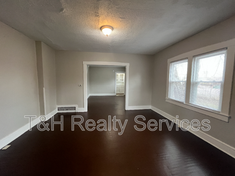 1138 Fairfield Ave - Photo 6 of 25