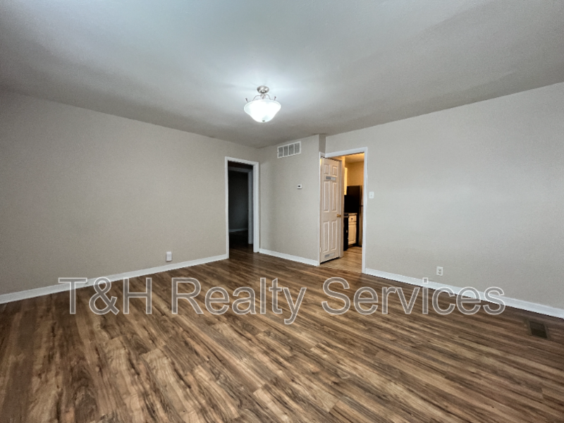 4924 Farrington Ave - Photo 4 of 17