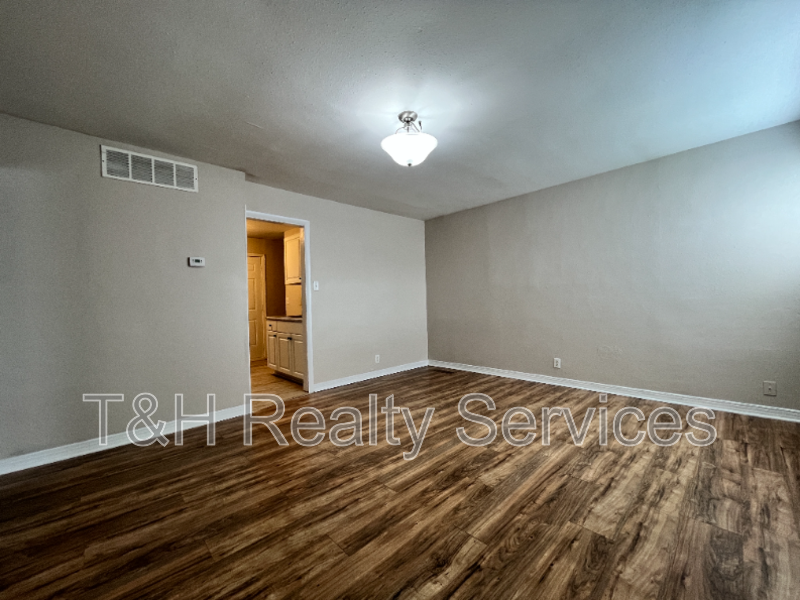 4924 Farrington Ave - Photo 5 of 17