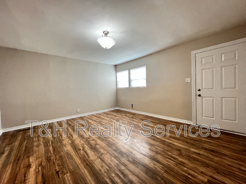 4924 Farrington Ave - Photo 6 of 17