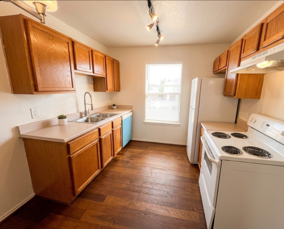 5902 Greengate Dr #D - Photo 2 of 8