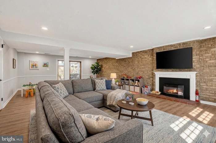 306 S Pershing Dr - Photo 3 of 20