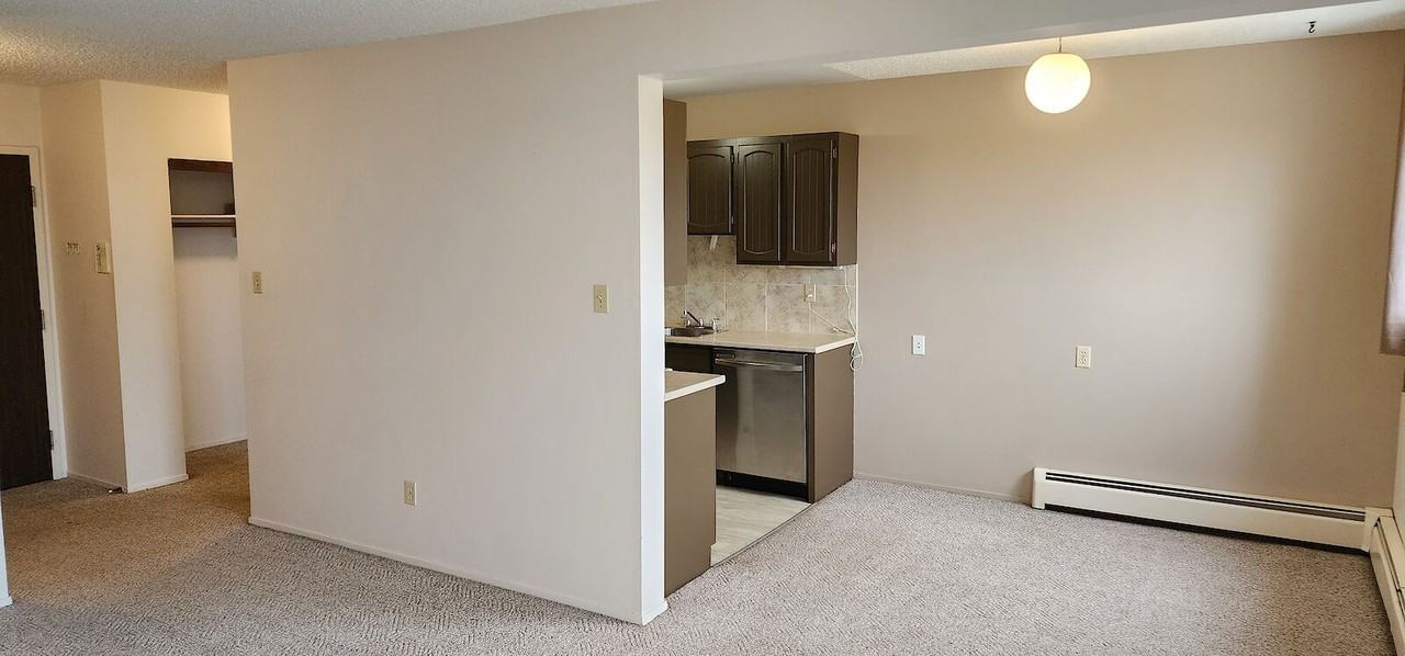 3610 43 Avenue Northwest 401, Edmonton, Alberta, Canada, T6L 5T2 - Photo 5 of 17