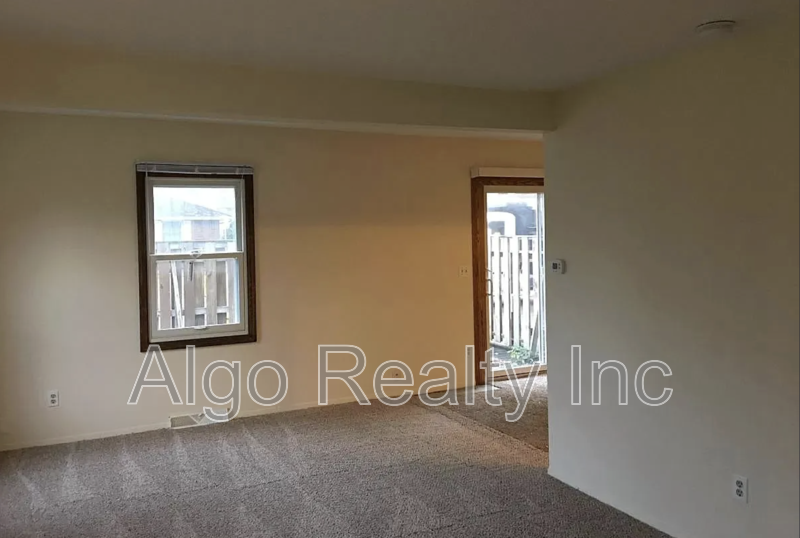 6050 Wentworth Ave - Photo 7 of 8