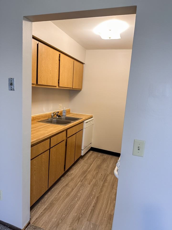 2045 Inverway Ct - Photo 4 of 14