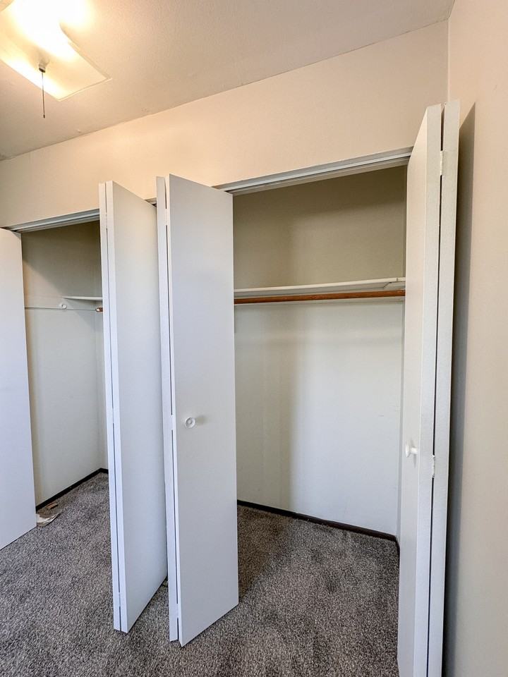 2045 Inverway Ct - Photo 6 of 14