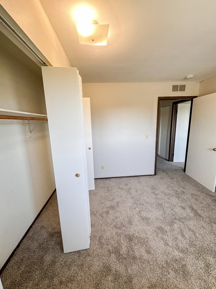 2045 Inverway Ct - Photo 7 of 14