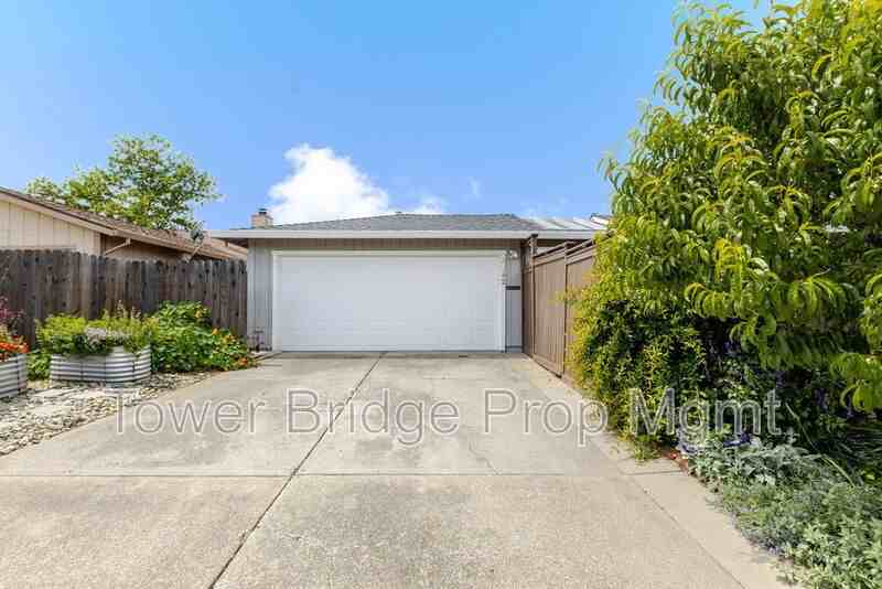 3042 53rd St - Photo 2 of 24