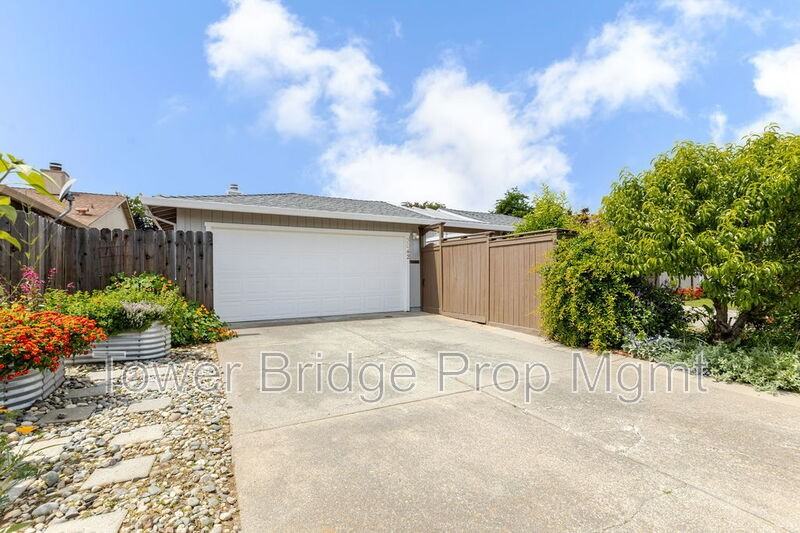 3042 53rd St - Photo 3 of 24