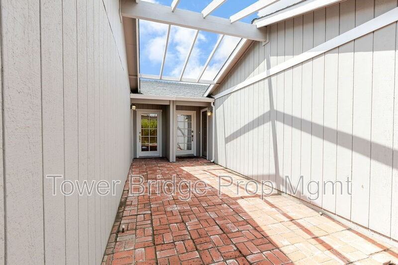 3042 53rd St - Photo 4 of 24