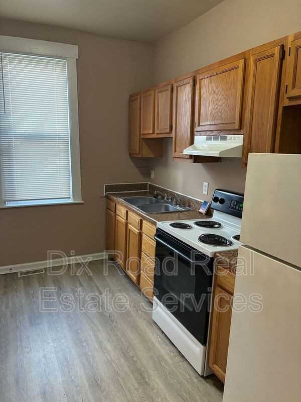 702 Baltimore St - Photo 7 of 11