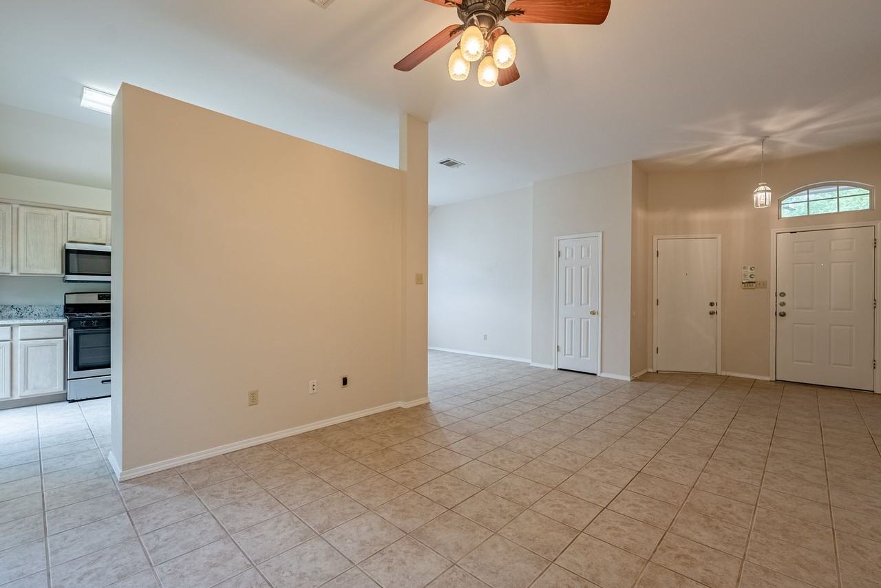 1504 Parkwood Dr - Photo 3 of 18