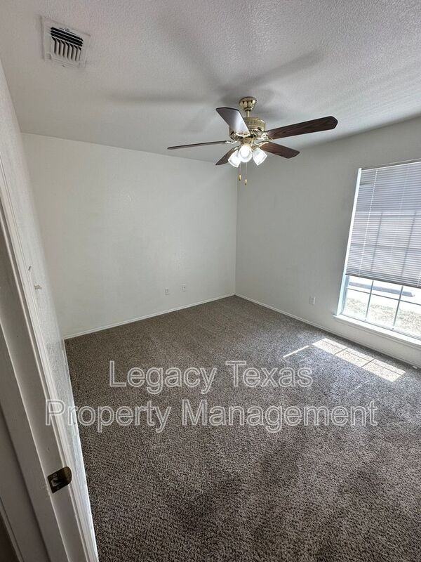 901 N Border St #A - Photo 4 of 14