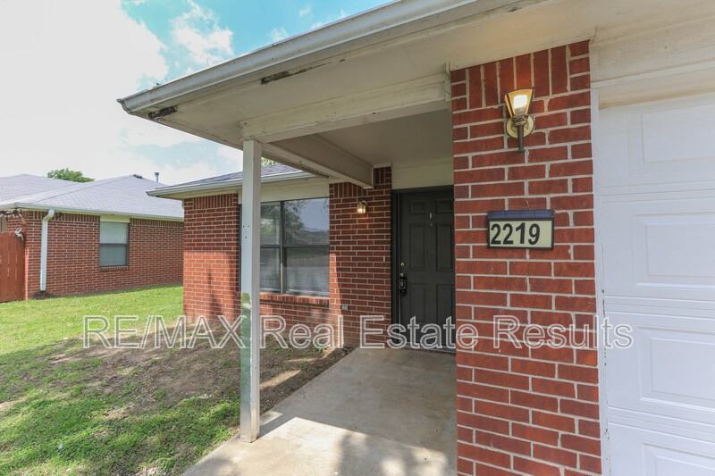 2219 W Roselawn St - Photo 6 of 26