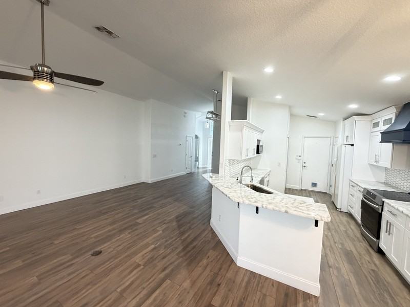 10077 Portofino Dr - Photo 4 of 12