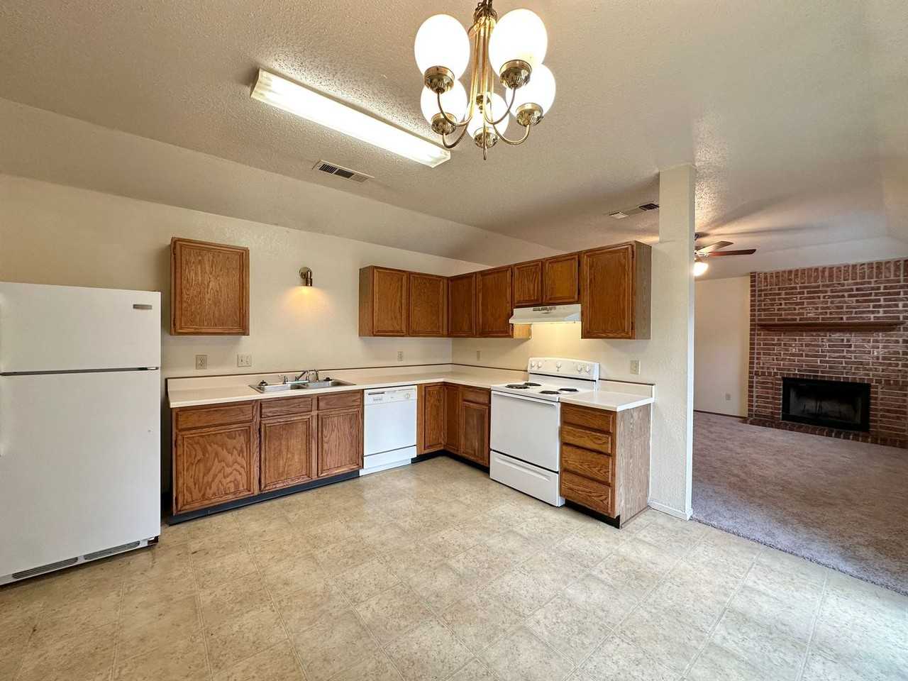 2707 Taft St - Photo 7 of 27
