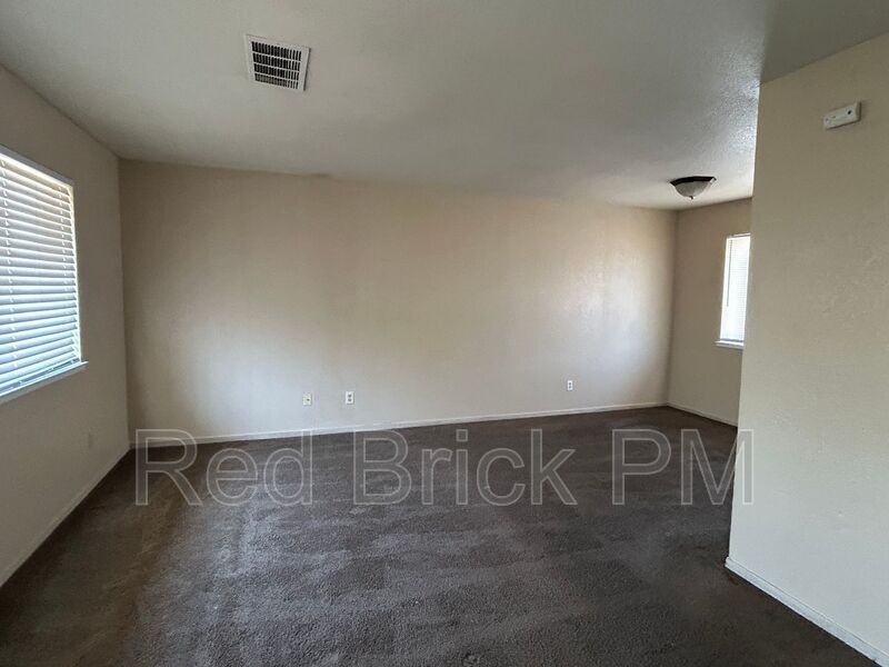 3372 San Mateo Ct - Photo 3 of 8
