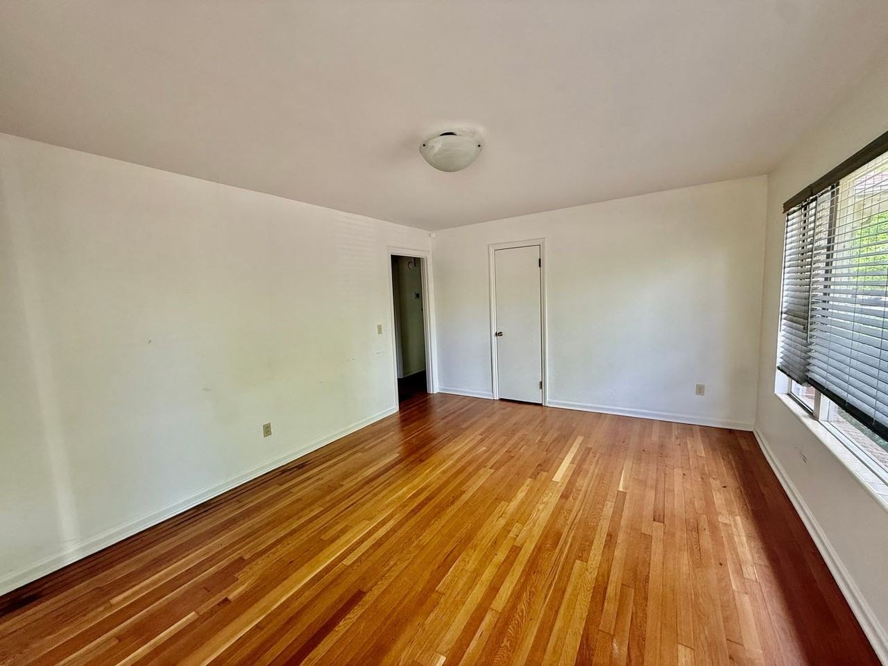 516 Ferry St Ne - Photo 2 of 7