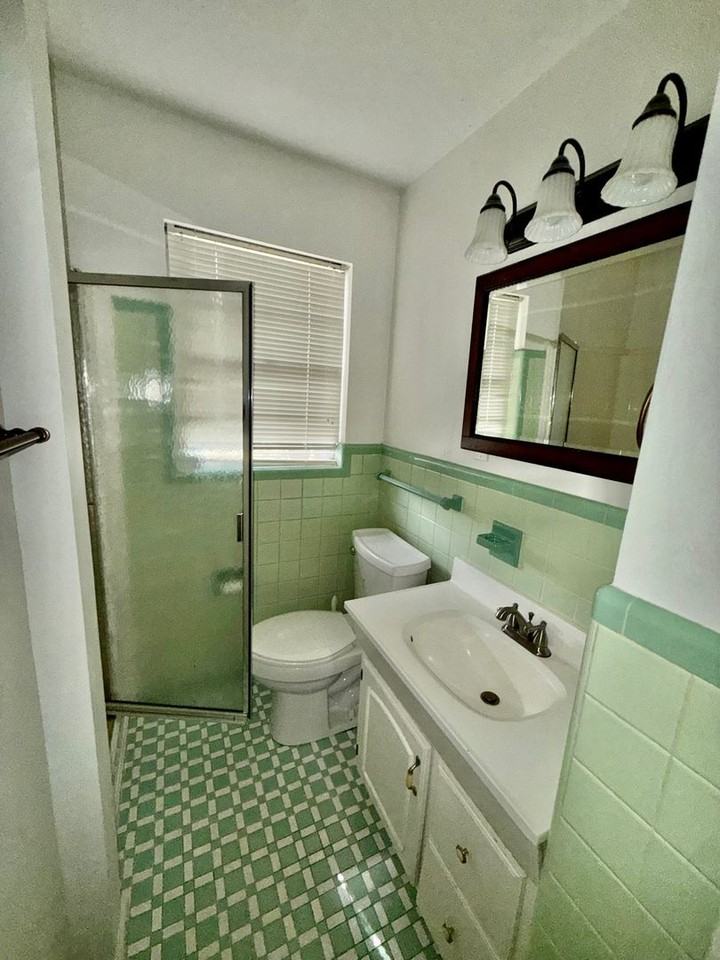 516 Ferry St Ne - Photo 4 of 7