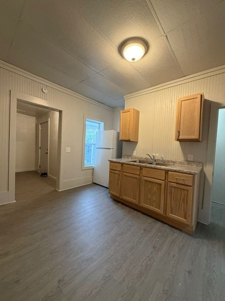 219 Randall St - Photo 5 of 18