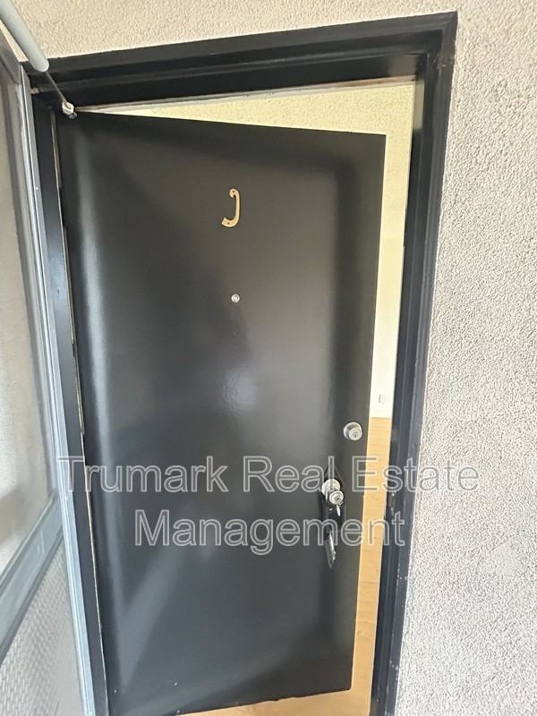 321 E Tujunga Ave #J - Photo 3 of 12