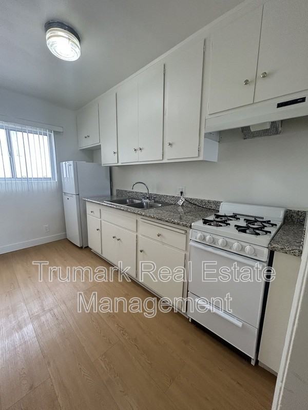 321 E Tujunga Ave #J - Photo 5 of 12