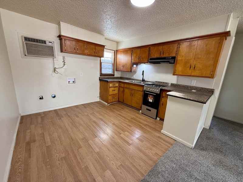 703 47th St - Photo 3 of 7