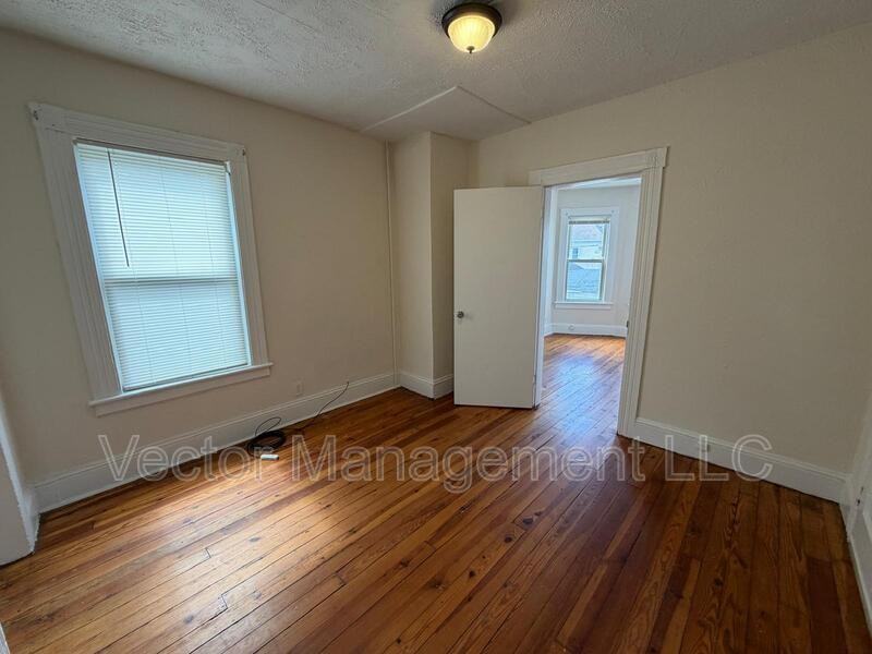 116 Rennell St - Photo 3 of 10