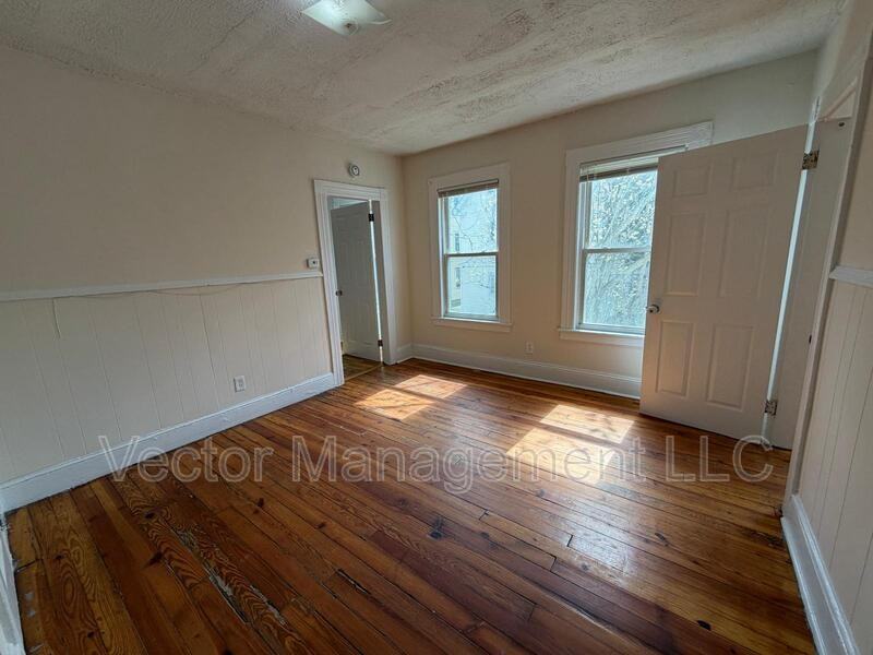 116 Rennell St - Photo 4 of 10