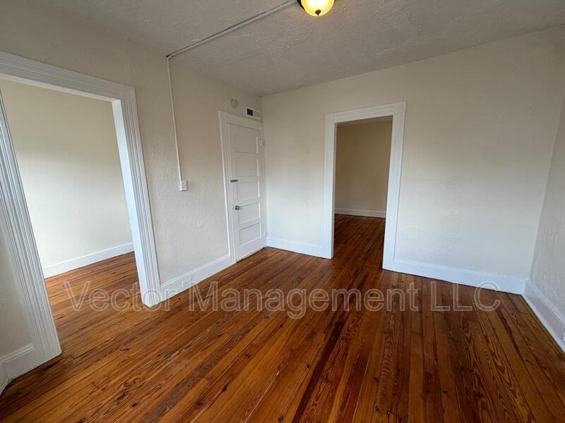 116 Rennell St - Photo 5 of 10