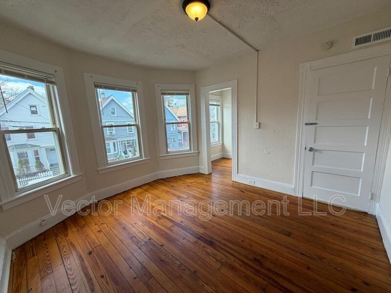 116 Rennell St - Photo 6 of 10
