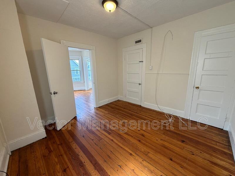 116 Rennell St - Photo 7 of 10