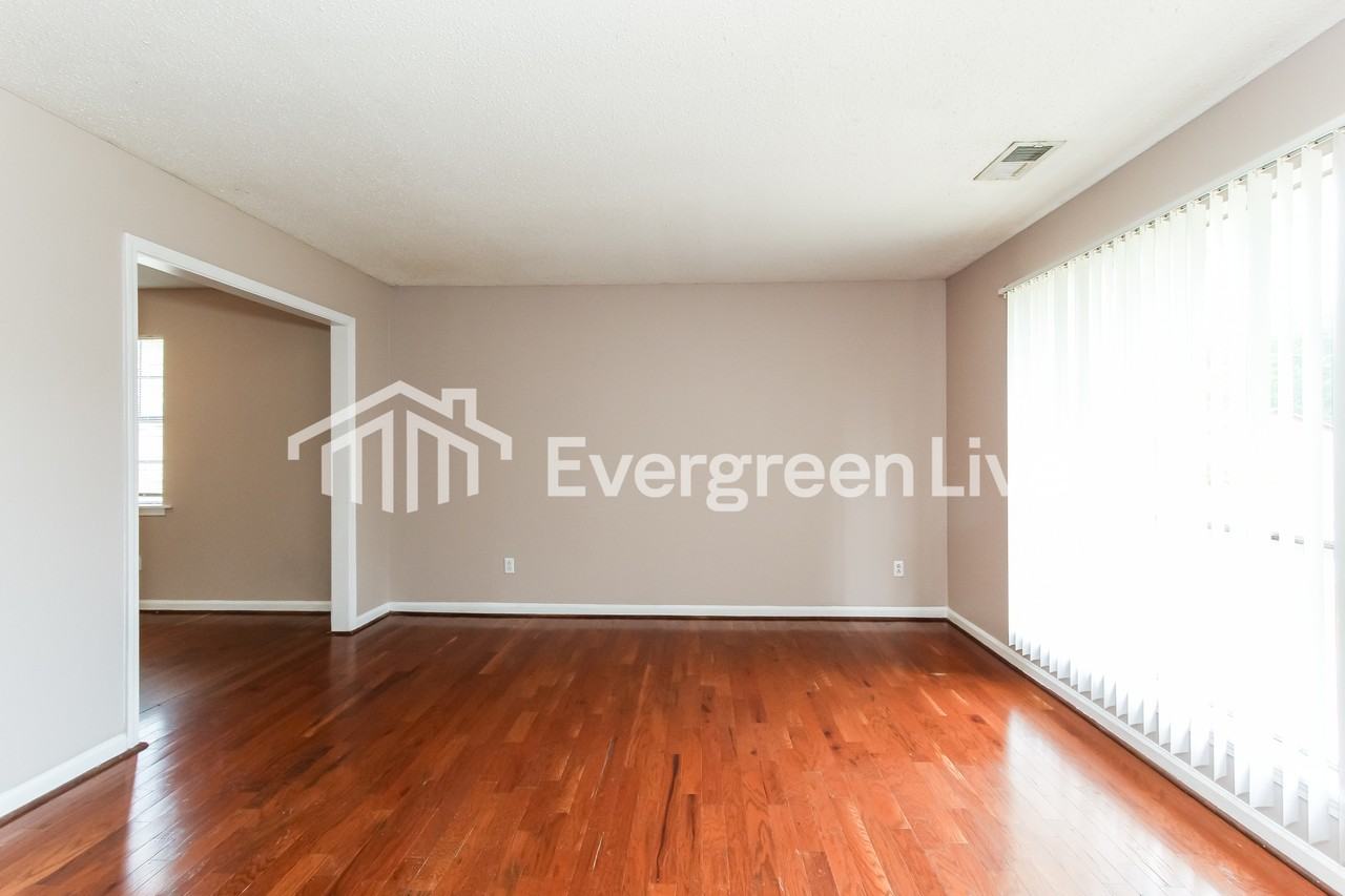 528 Leewood Ln - Photo 2 of 15