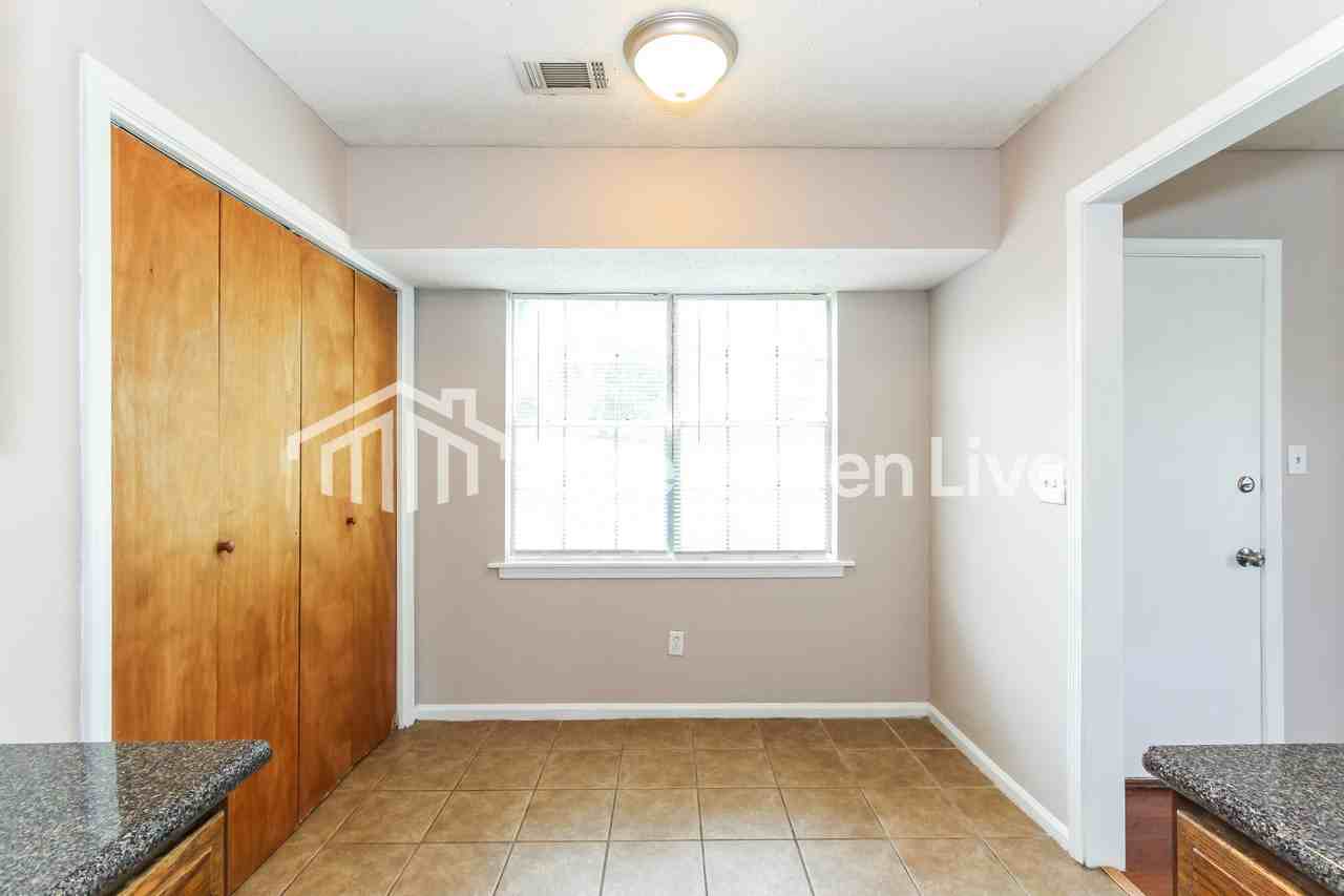 528 Leewood Ln - Photo 4 of 15