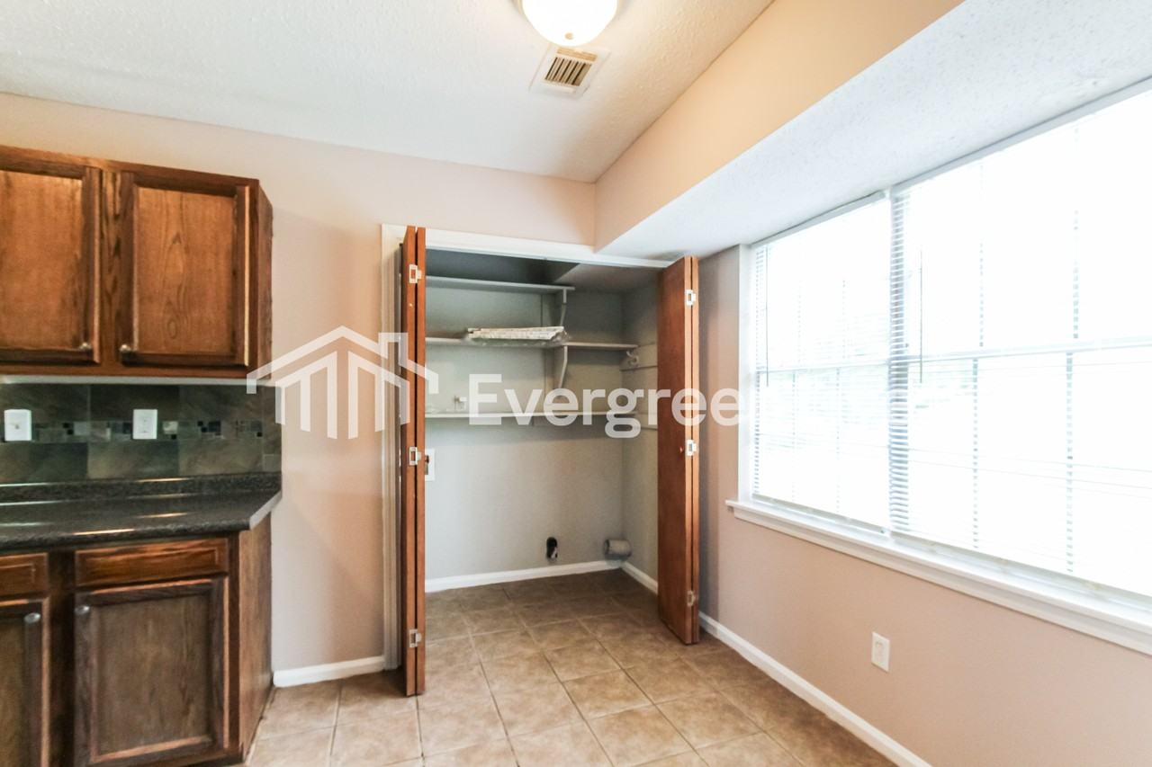 528 Leewood Ln - Photo 5 of 15