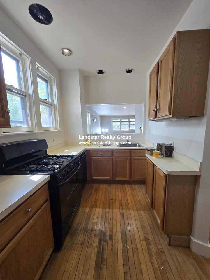 2229 N Oakley Ave #1