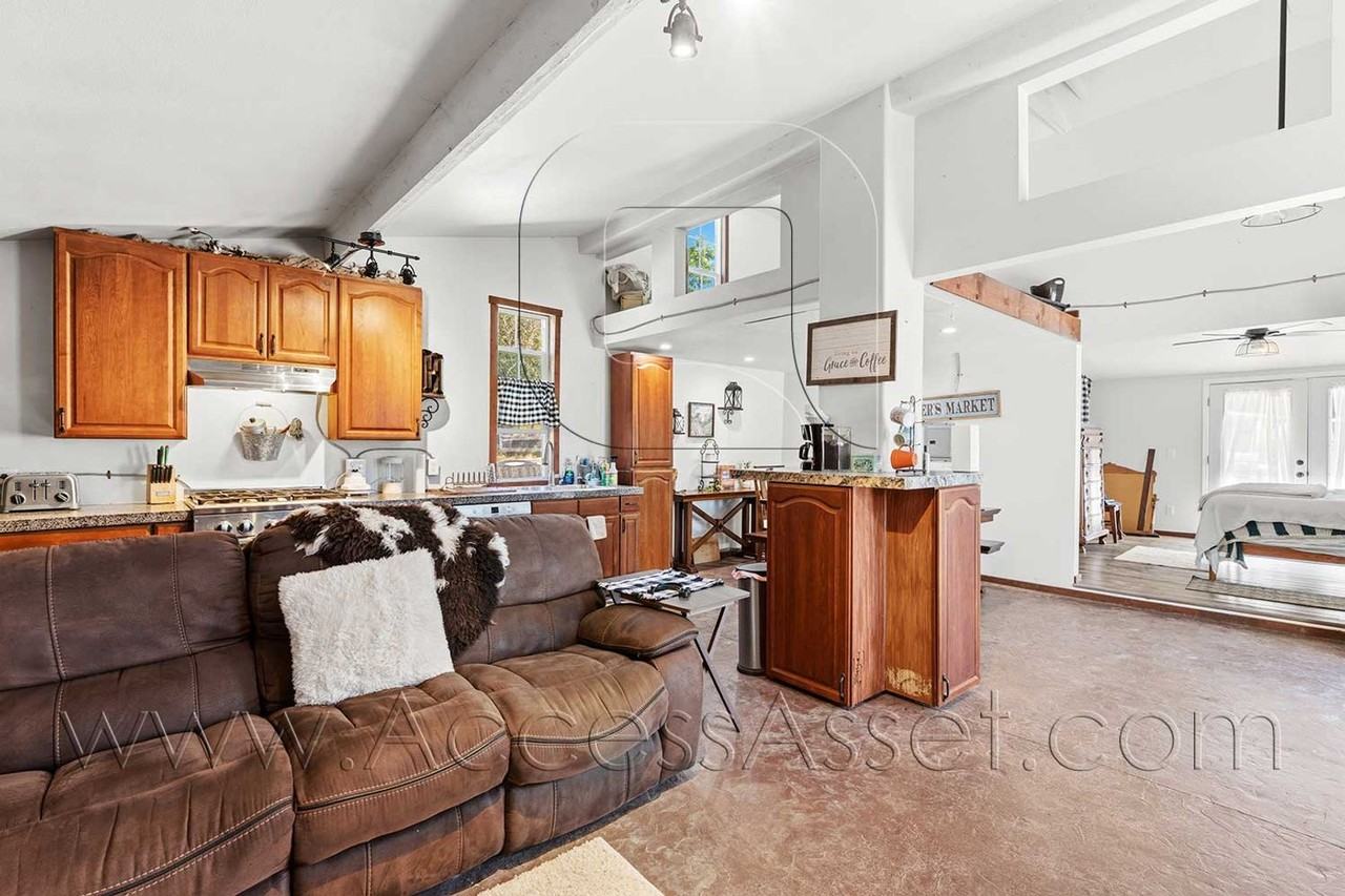 17700 Rodeo Rd - Photo 2 of 30